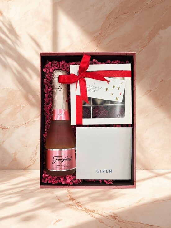 "Mīlu!" dāvana ar dāvanu karti